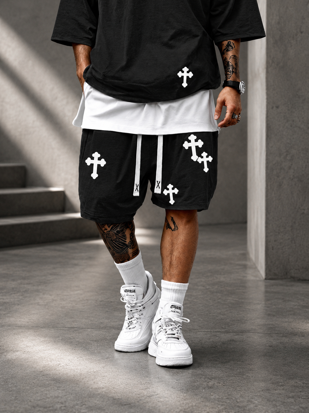 LEO · CONJUNTO STREETWEAR CON ESTAMPADO DE CRUCES